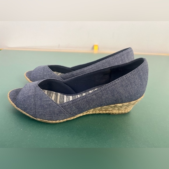 Coach And Four Women's Size 9 Peep Toe Espadrille Canvas Wedges Blue Chambray - Picture 6 of 8